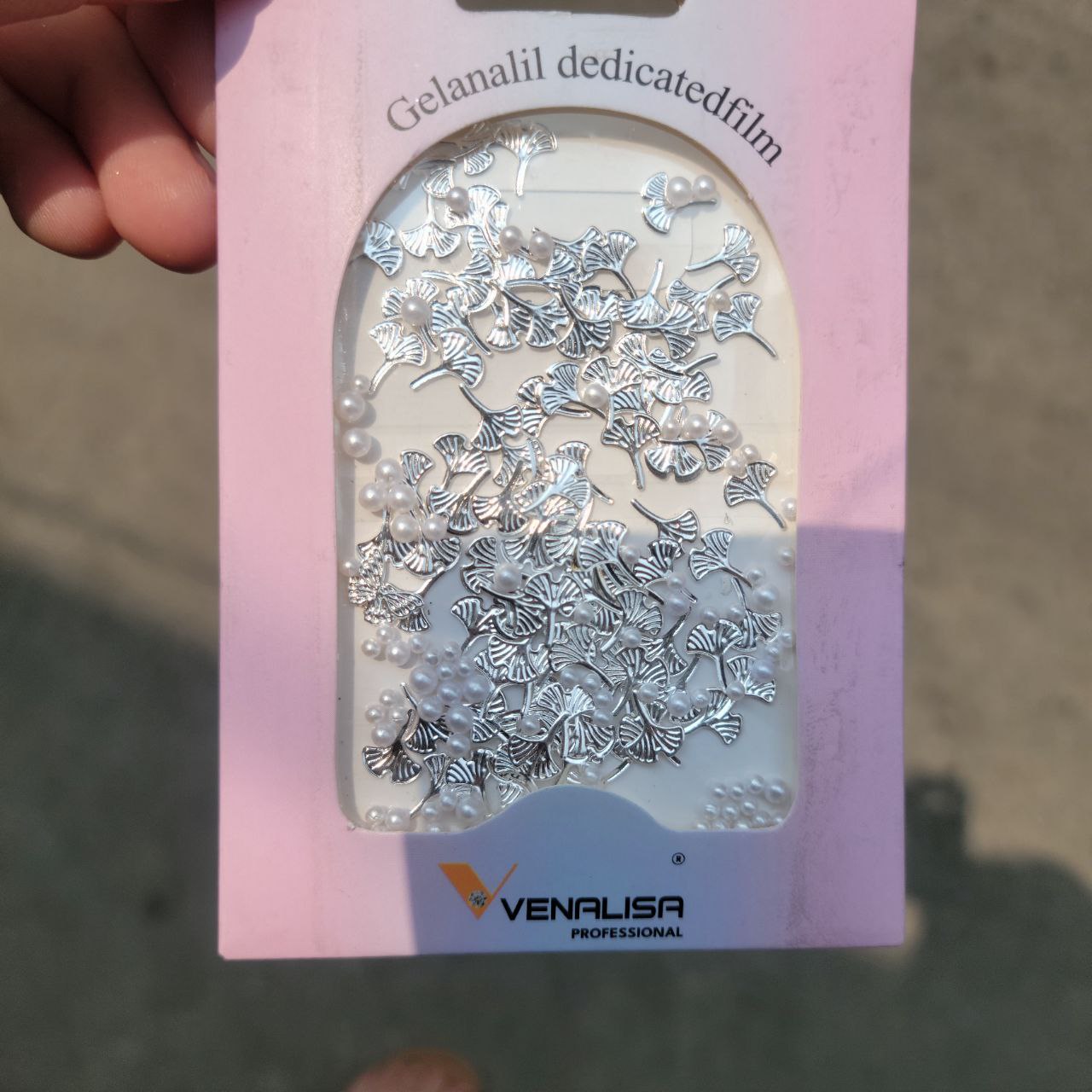 Flowers And Pearl Nail Accessory